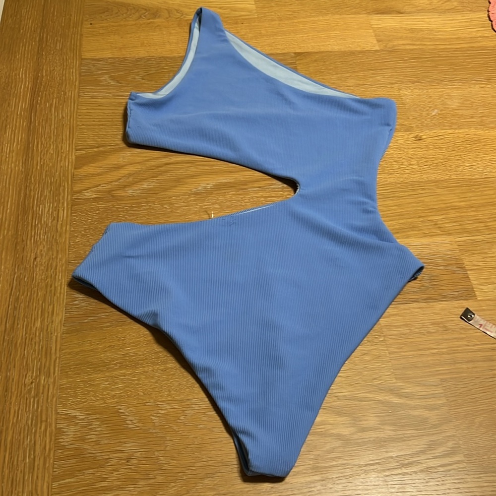 Beach riot One-Shoulder one piece light Blue side cut out Swimsuit size M - Picture 6 of 7